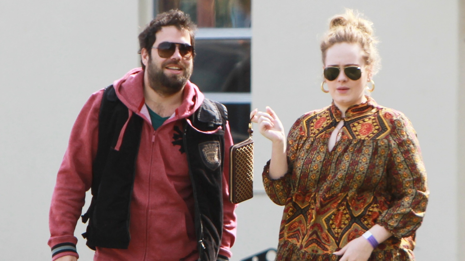 Adele (à direita) com o marido Simon - Brainpix