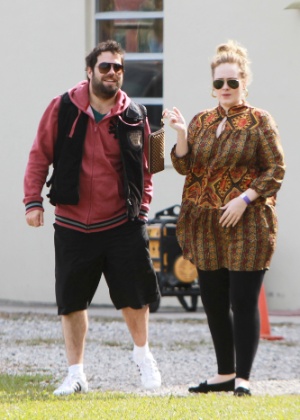 Adele (à direita) com o noivo Simon durante passeio no Everglades National Park em Miami (4/1/12)