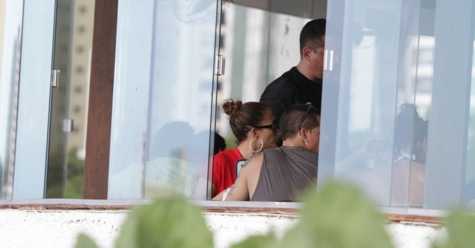 Após curtir praia em Fortaleza, Jennifer Lopez almoçou em um restaurante (26/6/12)