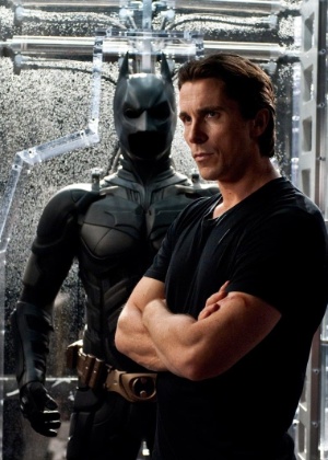 Bruce Wayne (Christian Bale) com a armadura do Batman, em cena do filme "Batman: O Cavaleiro das Trevas Ressurge" (29/6/12) - Divulgação