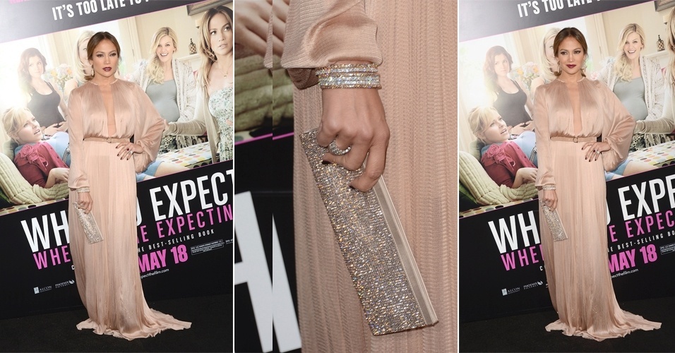 Com look mais comportado do que o habitual, Jennifer Lopez usou um vestido nude Maria Lucia Hohan, solto no corpo e de mangas longas para ir a uma première. O brilho que a cantora não abre mão apareceu em todos os seus acessórios - Getty Images