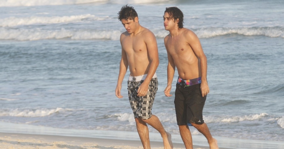 Daniel Rocha e Ronny Kriwat curtiram a praia da Barra da Tijuca, localizada na zona oeste do Rio (29/6/12)