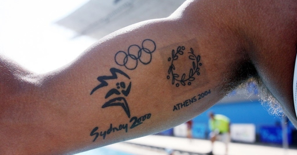 Detalhe das tatuagens "olímpicas" do triatleta brasileiro Juraci Moreira