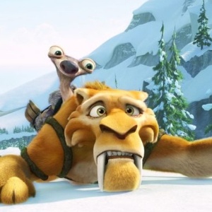 Em cena de "A Era do Gelo 4", Diego tenta não derrapar na neve enquanto carrega um filhote de bicho-preguiça - Divulgação