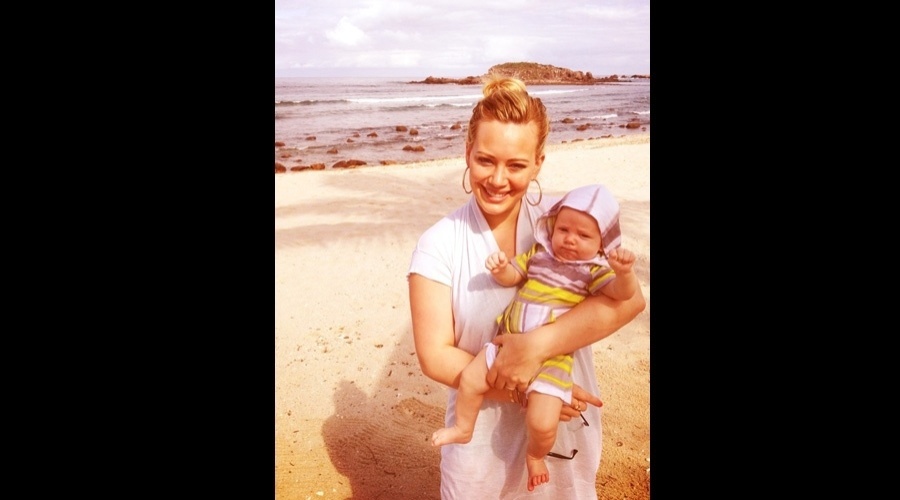 Hillary Duff curtiu praia no México com o filho Luca (29/6/12)