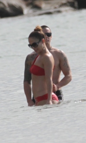 Jennifer Lopez curtiu praia em Fortaleza, nesta sexta (29/6/12)