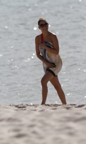 Jennifer Lopez curtiu praia em Fortaleza, nesta sexta (29/6/12)