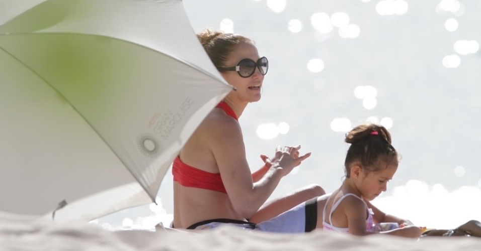 Jennifer Lopez curtiu praia em Fortaleza, nesta sexta (29/6/12). A cantora estava acompanhada da filha Emme
