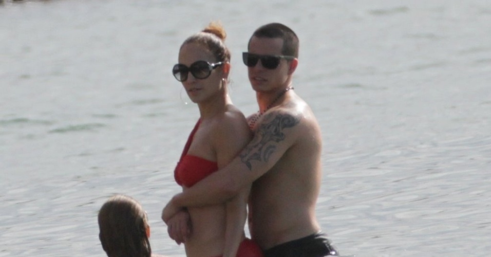 Jennifer Lopez curtiu praia em Fortaleza, nesta sexta (29/6/12). A cantora estava acompanhada do namorado, Casper Smart