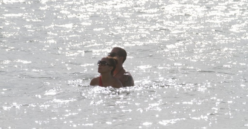 Jennifer Lopez curtiu praia em Fortaleza, nesta sexta (29/6/12). A cantora estava acompanhada do namorado, Casper Smart