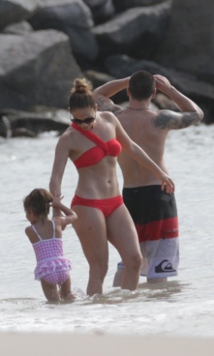 Jennifer Lopez curtiu praia em Fortaleza, nesta sexta (29/6/12). A cantora estava acompanhada dos filhos e do namorado, Casper Smart