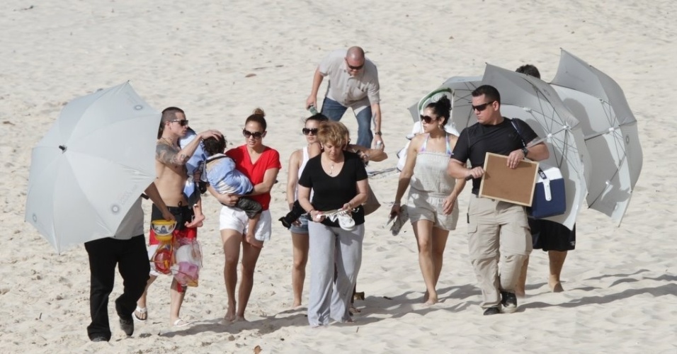 Jennifer Lopez deixou praia em Fortaleza acompanhada de sua equipe (26/6/12)