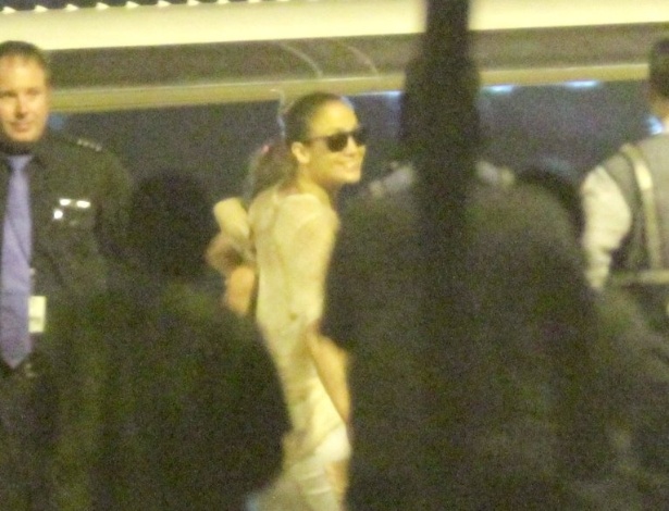 Jennifer Lopez e a família desembarcaram no aeroporto de Fortaleza, onde ela fará show (29/6/12)