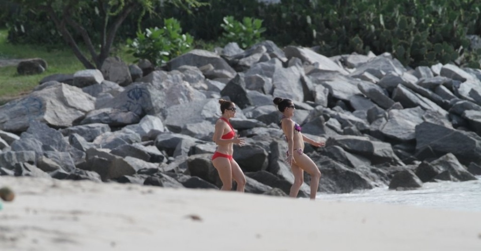 Jennifer lopez se divertiu com uma amiga na praia em Fortaleza (29/6/12)