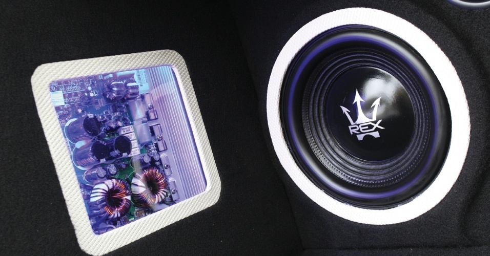 Módulo Taramp's recebeu acabamento em chapa acrílica iluminada por LED azul - João Mantovani/Fullpower