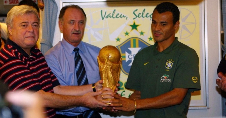 Momentos antes do desembarque em Brasília (DF), o então presidente da CBF, Ricardo Teixeira, o técnico Luiz Felipe Scolari e o capitão Cafú posaram com a taça da Copa do Mundo de 2002