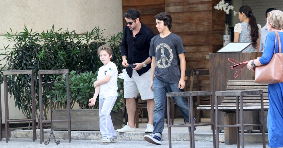 Murilo Benício almoçou com os filhos Pietro (de camisa branca) e Antônio (de camisa cinza) em um restaurante da zona sul do Rio (29/6/12)