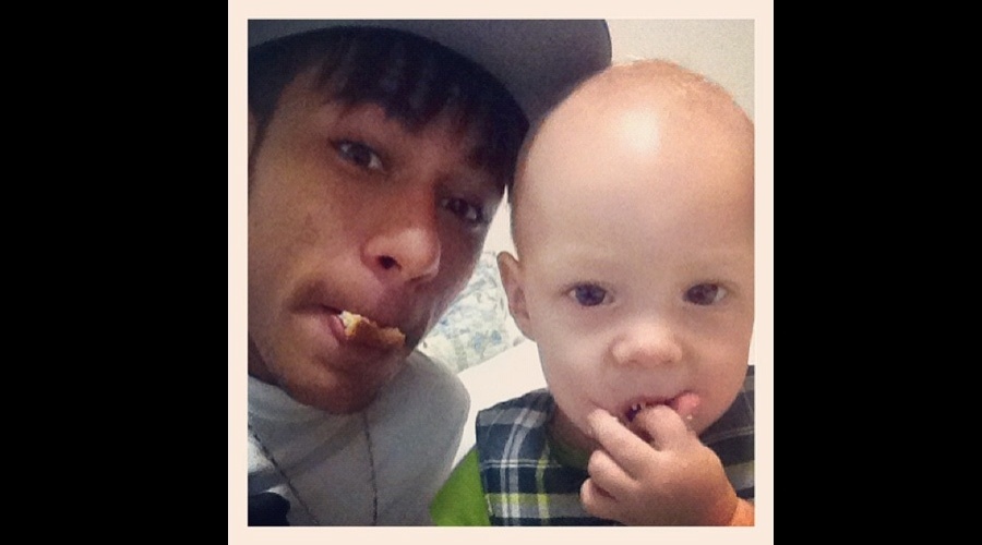 Neymar divulgou uma imagem ao lado do filho, Davi Lucca, enquanto ambos comiam biscoito (29/6/12). O menino é fruto do relacionamento do jogador com a estudante Carolina Dantas. Davi tem 10 meses