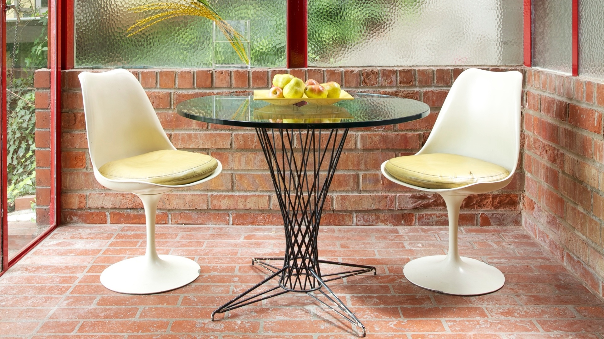 O espaço para pequenas refeições tem as cadeiras Saarinen - que eram da casa antiga de Patricia Marks, uma mesa de um brechó e a luminária Saucer, do arquiteto George Nelson. Com 95 m², a residência foi projetada pelo arquiteto Allyn Morris  - Ethan Pines/The New York Times