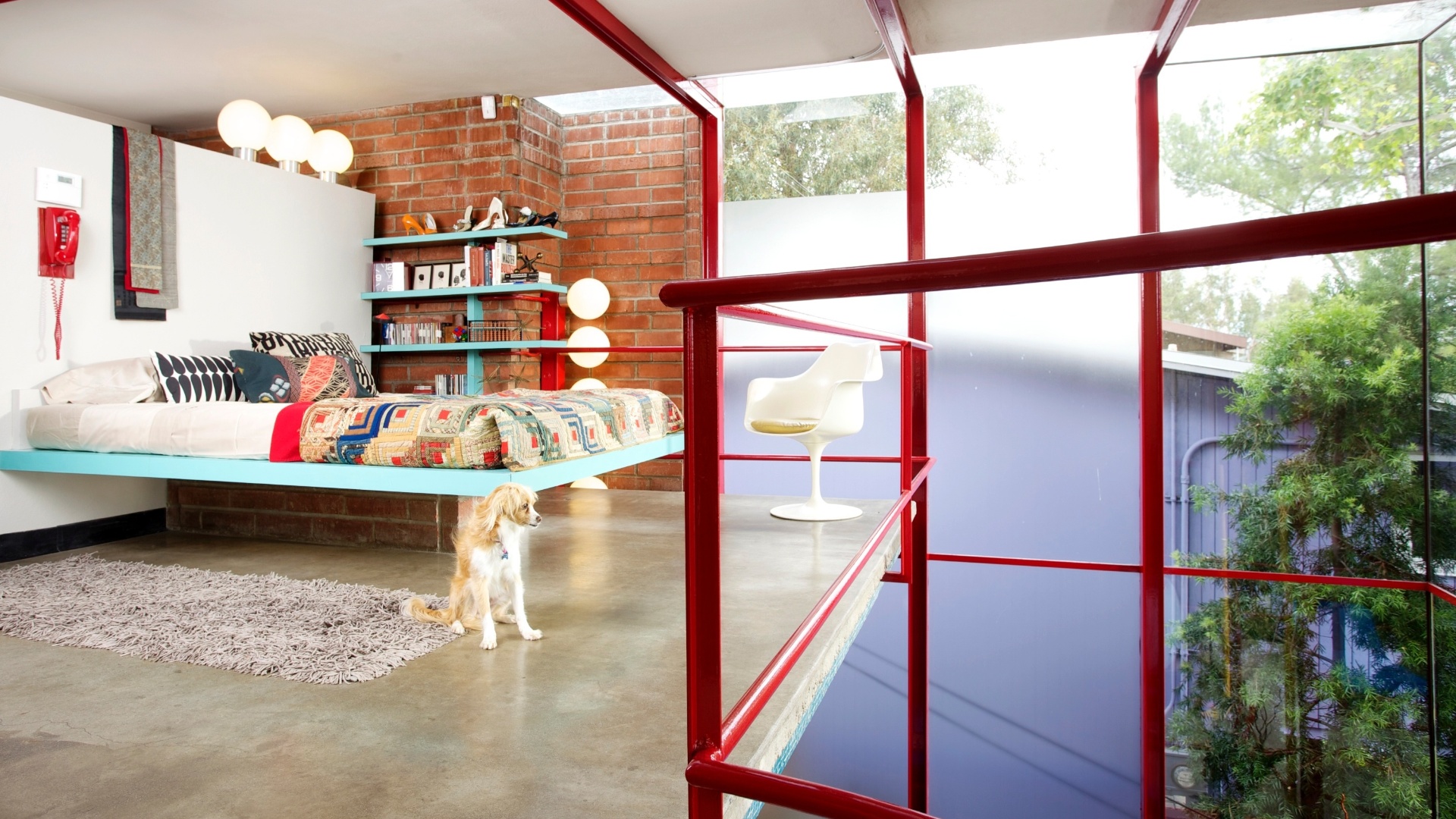 O quarto da Patricia Marks no piso superior da casa Allyn Morris Studio, em Los Angeles, Califórnia - Ethan Pines/The New York Times