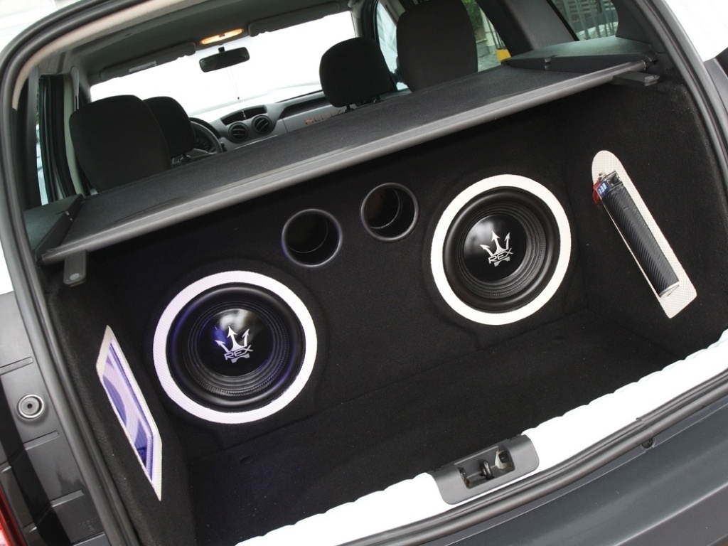 Par de subwoofers de 12" entrega nada menos que 6.000 watts (RMS) de potência no porta-malas - João Mantovani/Fullpower