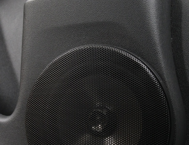 Projeto da Clélia Som colocou alto-falantes midbass dominando as portas dianteiras do Duster - João Mantovani/Fullpower