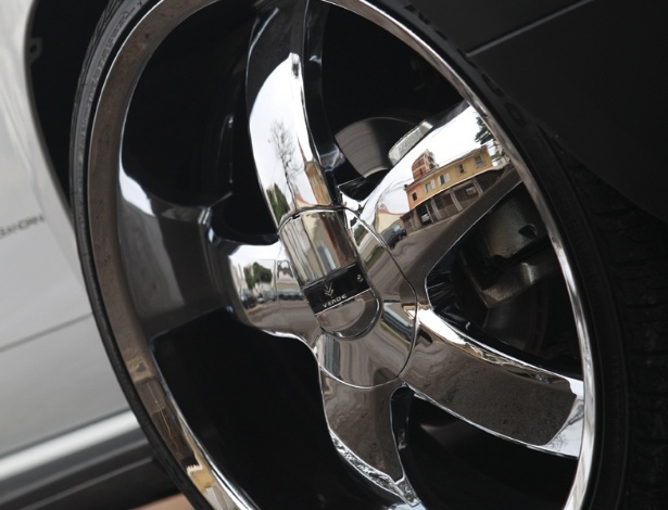 Rodas de aro 22 polegadas da marca Verde exigiram um retrabalho de suspensão para enfrentar pisos irregulares - João Mantovani/Fullpower