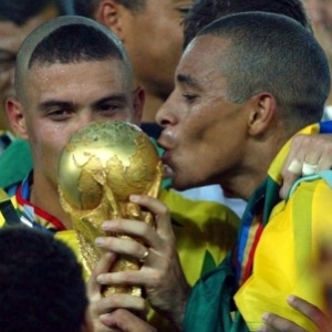 Ronaldo e Gilberto Silva beijam a taça do pentacampeonato brasileiro