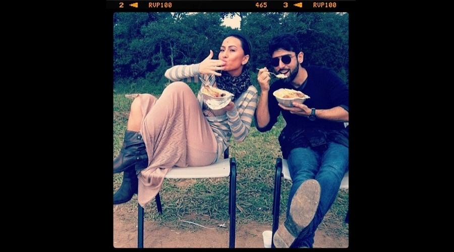 Sabrina Sato divulgou uma imagem onde aparece almoçando ao lado de um amigo (29/6/12)