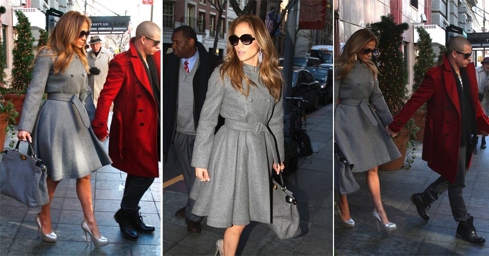 Sem mostrar o corpo no dia a dia, Jennifer Lopez foi vista passeando por Nova York com um trench coat cinza clássico, que deixava o destaque do look para os sapatos - Brainpix