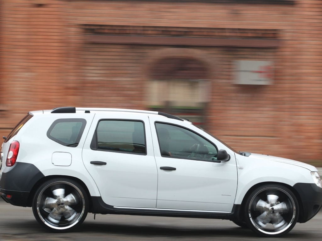 Visto assim, o Duster parece mais comprido do que é; visual comprova que branco é a cor da vez - João Mantovani/Fullpower
