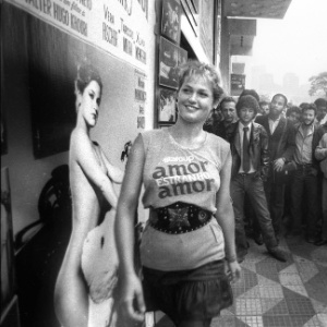 Xuxa posa com camiseta de divulgação do filme "Amor Estranho Amor" em foto de 1982 - Jorge Araújo/Folhapress