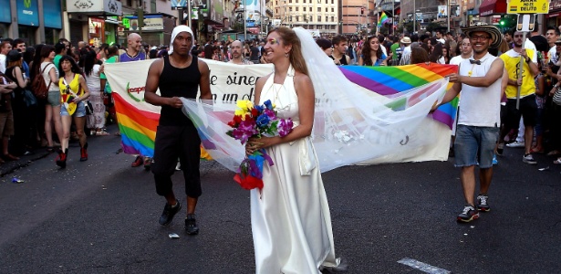 30.jun.2012 - Manifestantes realizam a Parada do Orgulho Gay de Madri, Espanha. O lema deste ano é ""Casametno igualitário. Igualdade sem recortes"  - Emilio Naranjo/EFE