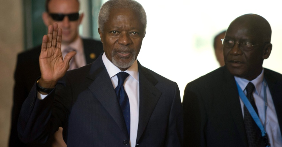 30.jun.2012 - O mediador internacional Kofi Annan acena em sua chegada à reunião do Grupo de Ação para a Síria em Genebra, na Suíça
