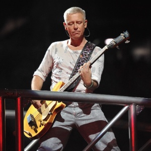 Adam Clayton se apresenta com o U2 em New Jersey (20/6/12) - Mike Coppola/Getty Images