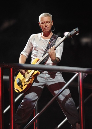 Adam Clayton se apresenta com o U2 em New Jersey (20/7/12) - Mike Coppola/Getty Images