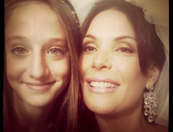 Atriz Carolina Ferraz posta em seu Twitter foto de noiva ao lado da atriz Bruna Griphao, que vive sua filha em Avenida Brasil. (30/6/2012) 