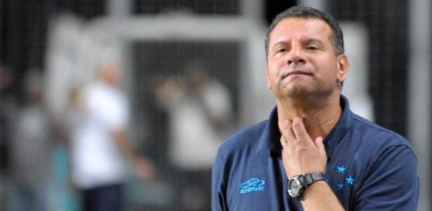 Celso Roth admitiu modificar a equipe que enfrenta o Bahia, sábado, em Salvador - Douglas Magno/Vpcomm
