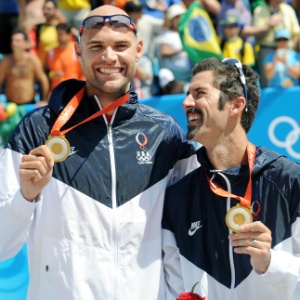 Dupla americana do Vôlei de Praia Dalhausser (esq) e Rogers comemora ouro olímpico em Pequim-2008
