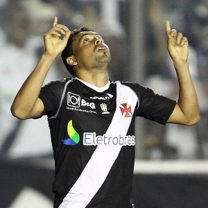 Eder Luis comemora o gol marcado durante a vitória sobre a Ponte Preta, em São Januário - Marcelo Sadio/ site oficial do Vasco