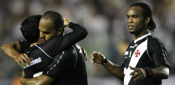 Jogadores do Vasco comemoram um dos gols na quinta vitória do time no Brasileiro - Marcelo Sadio/ Site oficial do Vasco