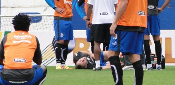 Fábio Aurélio sente dores deitado logo após o salto que o fez torcer o joelho direito - Carmelito Bifano/UOL Esporte