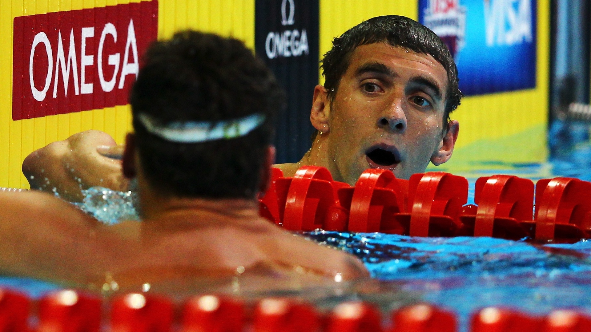 Michael Phelps observa Ryan Lochte após vencê-lo na seletiva norte-americana da natação
