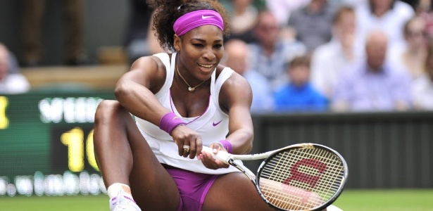 Serena Williams vai ao chão no duelo contra a chinesa Jie Zheng em Wimbledon - AFP PHOTO / GLYN KIRK