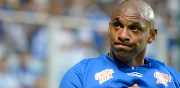 Rafael Donato está fora dos planos do Cruzeiro e treina em separado na Toca da Raposa - Douglas Magno/VIPCOMM