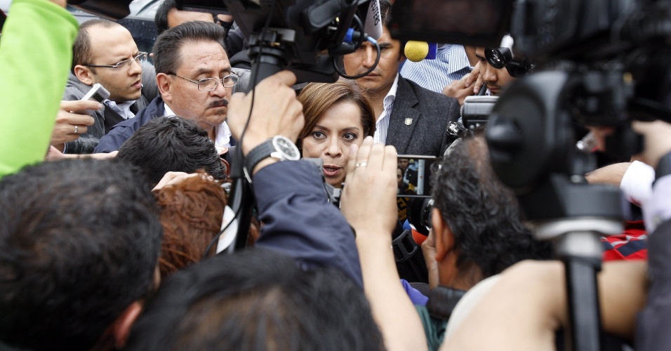 1.jul.2012 -  A candidata à presidência do México Josefina Vázquez Mota, do Partido Ação Nacional, fala com a imprensa no centro de votação no município de Huixquilucan 