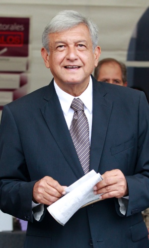 1.jul.2012 - Andres Manuel Lopez Obrador, candidato presidencial do Partido da Revolução Democrática, deposita seu voto em centro de votação na Cidade do México 