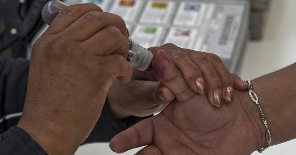 1.jul.2012 - Cidadão tem dedo marcado com tinta como comprovante de que votou durante as eleições presidenciais no México. Cerca de 80 milhões de mexicanos devem votar neste domingo em 143 mil colégios eleitorais 