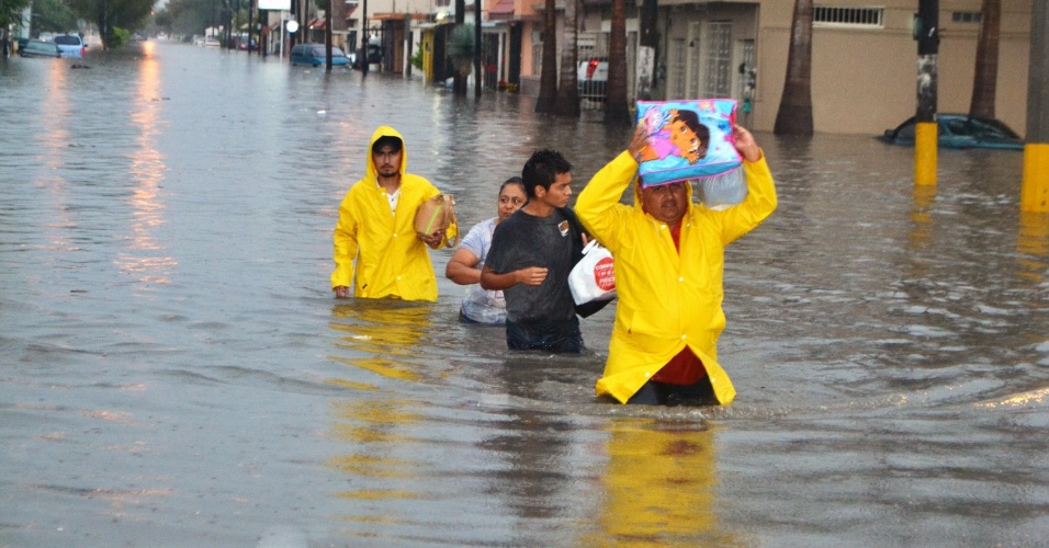 1.jul.2012 - Cidadãos mexicanos vão votar mesmo após enchente na cidade de Matamoros, no Estado  de Tamaulipas. Cerca de 80 milhões de mexicanos devem votar neste domingo em 143 mil colégios eleitorais 