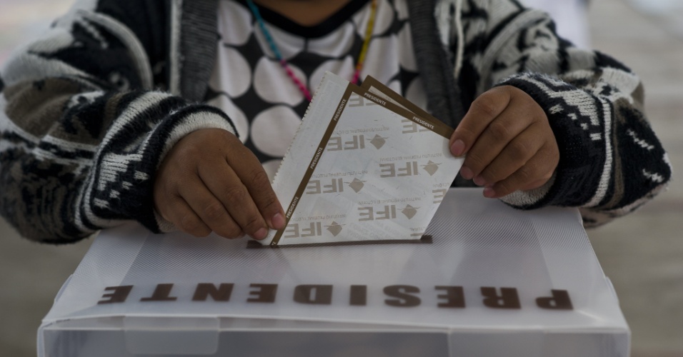 1.jul.2012 - Mulher deposita voto em escola de San Lorenzo Tlacoyucan, na Cidade do México. Cerca de 80 milhões de mexicanos devem votar neste domingo em 143 mil colégios eleitorais 